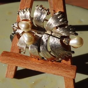 Pretty PEARL LEAF BROOCH